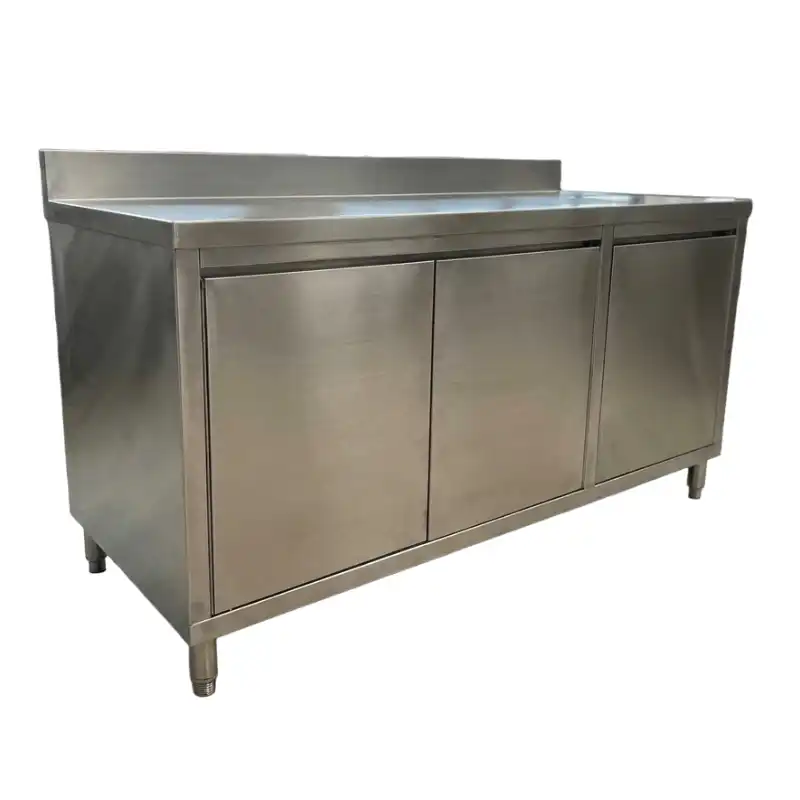 ตู้เคาน์เตอร์เตรียมอาหารสแตนเลส 304 บานเปิดทึบ 3 บาน มีการ์ดหลัง ขนาด 70x180x85 ซม. ขาปรับระดับได้