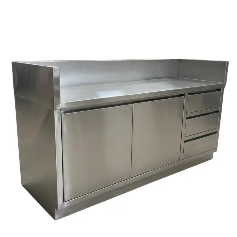 ตู้เคาน์เตอร์สแตนเลส 304 แบบ 2 บานเปิดทึบและ 3 ลิ้นชัก มีปีกกันกระเด็น 3 ด้าน ฐานปิดทึบกันฝุ่น